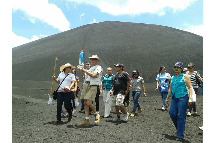 Virgen María peregrina junto a las familias leonesas en el Volcán Cerro Negro