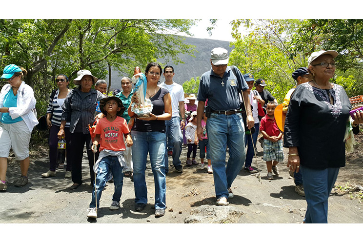 Virgen María peregrina junto a las familias leonesas en el Volcán Cerro Negro