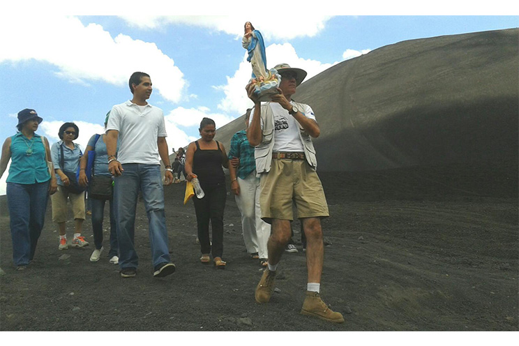 Virgen María peregrina junto a las familias leonesas en el Volcán Cerro Negro