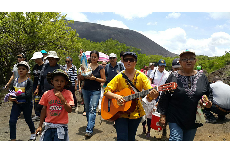 Virgen María peregrina junto a las familias leonesas en el Volcán Cerro Negro