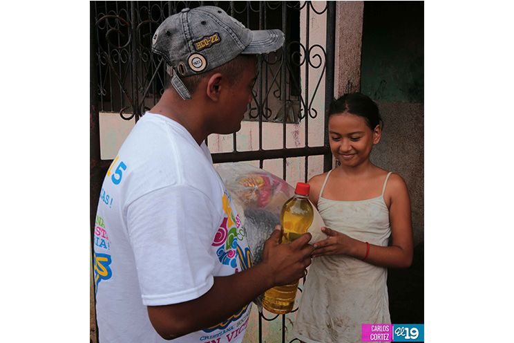 Familias de Villa Venezuela reciben paquetes alimentarios