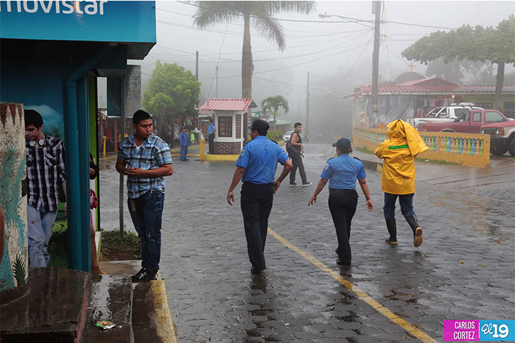 Policía garantiza seguridad a turistas y comerciantes de Catarina