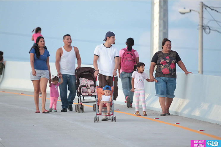 Familias capitalinas recorren el nuevo paso a desnivel antes de su inauguración