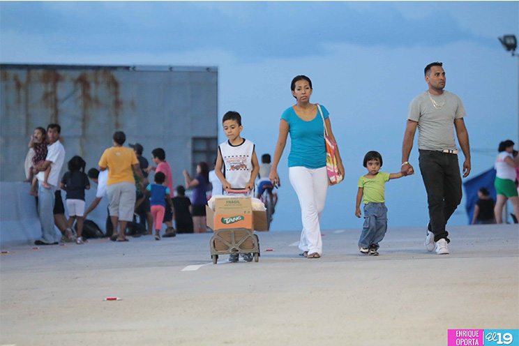Familias capitalinas recorren el nuevo paso a desnivel antes de su inauguración