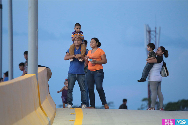 Familias capitalinas recorren el nuevo paso a desnivel antes de su inauguración