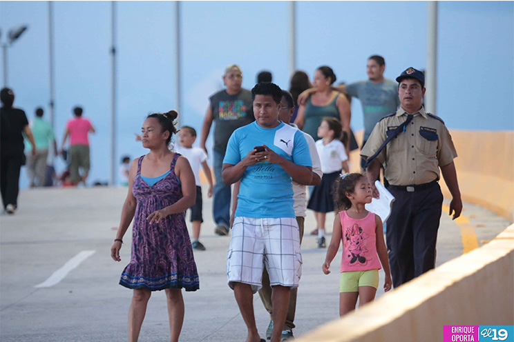Familias capitalinas recorren el nuevo paso a desnivel antes de su inauguración