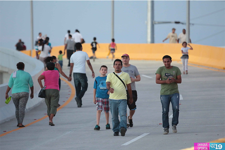 Familias capitalinas recorren el nuevo paso a desnivel antes de su inauguración