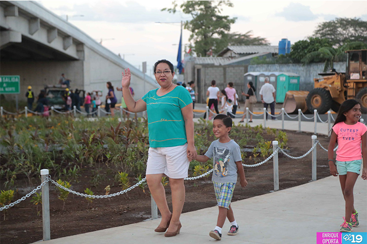 Familias capitalinas recorren el nuevo paso a desnivel antes de su inauguración