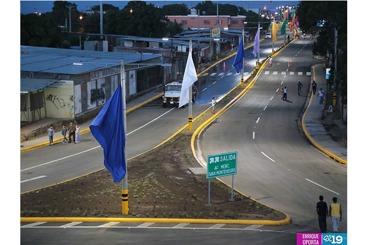 Familias capitalinas recorren el nuevo paso a desnivel antes de su inauguración