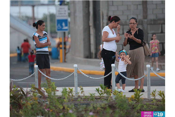 Familias capitalinas recorren el nuevo paso a desnivel antes de su inauguración