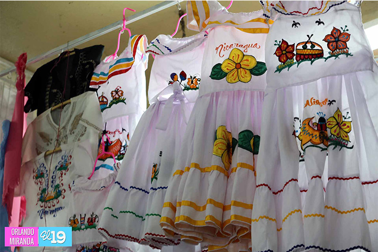 Comerciantes ofertan gran variedad de productos alusivos a festividades patrias