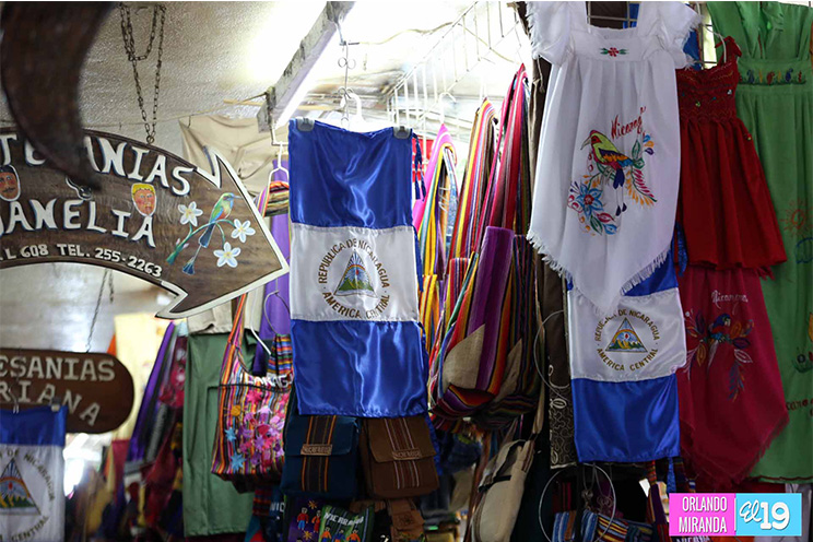 Comerciantes ofertan gran variedad de productos alusivos a festividades patrias