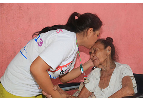 Promotoría Solidaria entrega sillas de ruedas a personas de la tercera edad con problemas motores