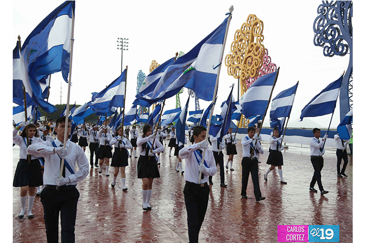 Dedican desfile patrio de los Distritos III y IV al aniversario de la Gran Cruzada Nacional de Alfabetización