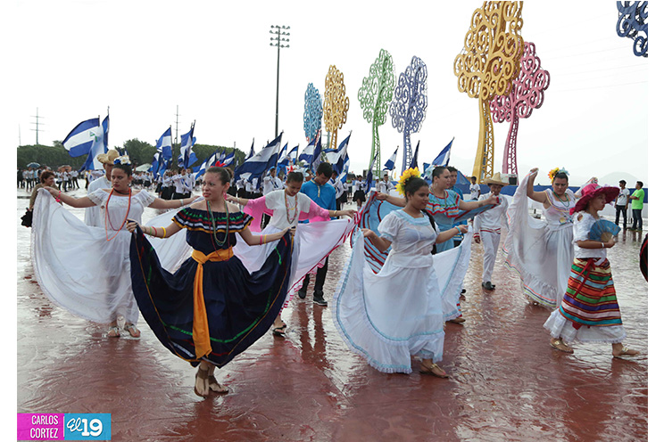 Dedican desfile patrio de los Distritos III y IV al aniversario de la Gran Cruzada Nacional de Alfabetización