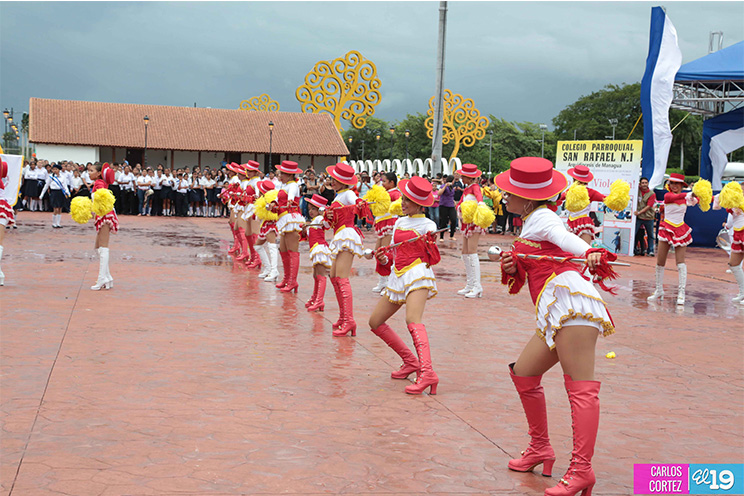 Dedican desfile patrio de los Distritos III y IV al aniversario de la Gran Cruzada Nacional de Alfabetización
