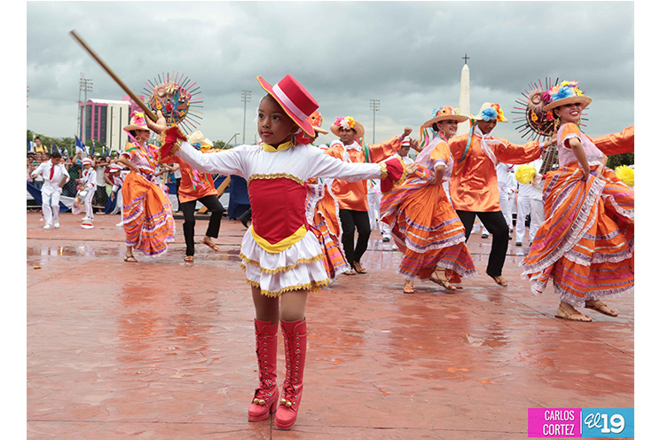 Dedican desfile patrio de los Distritos III y IV al aniversario de la Gran Cruzada Nacional de Alfabetización