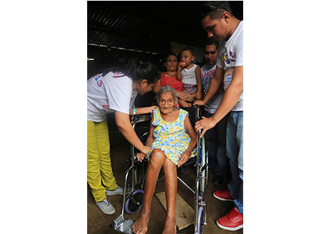 Promotoría Solidaria entrega sillas de ruedas a personas de la tercera edad con problemas motores