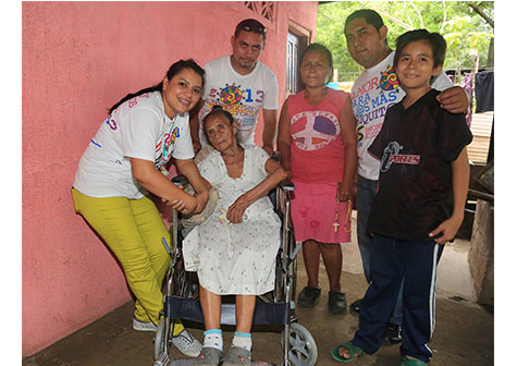 Promotoría Solidaria entrega sillas de ruedas a personas de la tercera edad con problemas motores