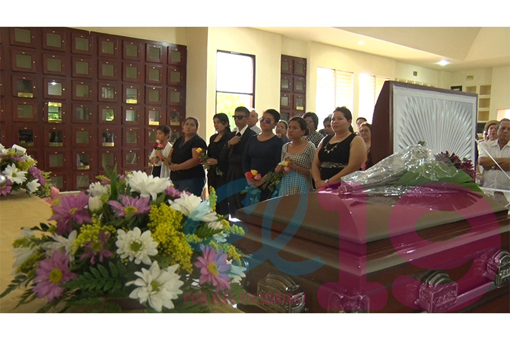 Familiares y Amigos despiden a Jorge Isaac Carvallo entre cantos y oraciones