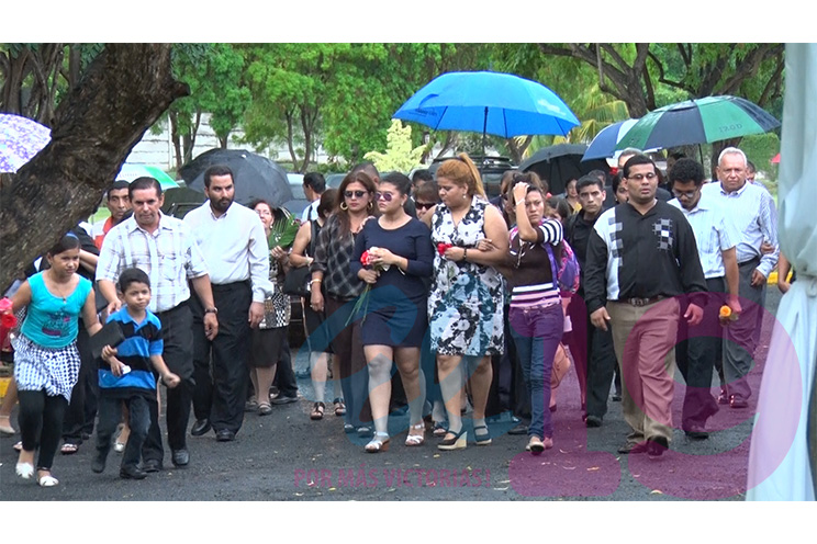 Familiares y Amigos despiden a Jorge Isaac Carvallo entre cantos y oraciones