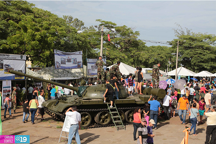 Familias visitan la exposición estática militar en su último día
