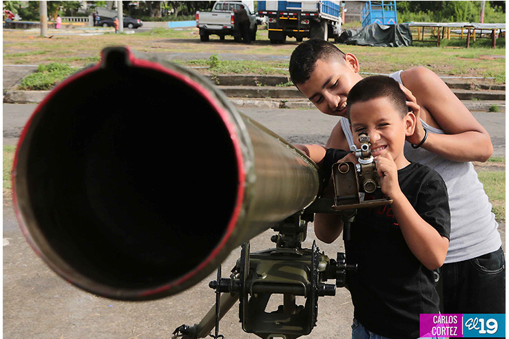 Familias visitan la exposición estática militar en su último día