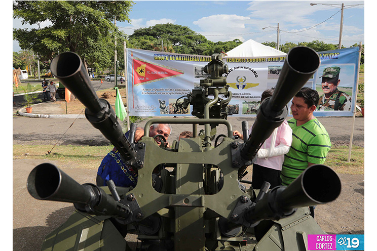Familias visitan la exposición estática militar en su último día