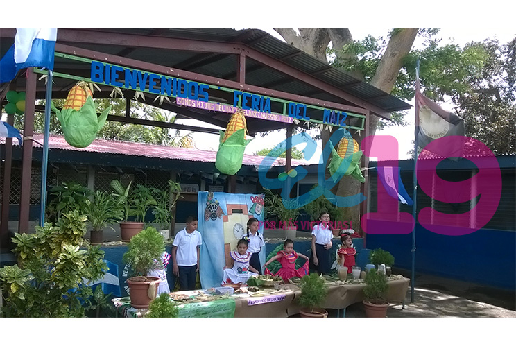 Estudiantes del colegio Santa Rosa celebran a la patria con feria del maíz