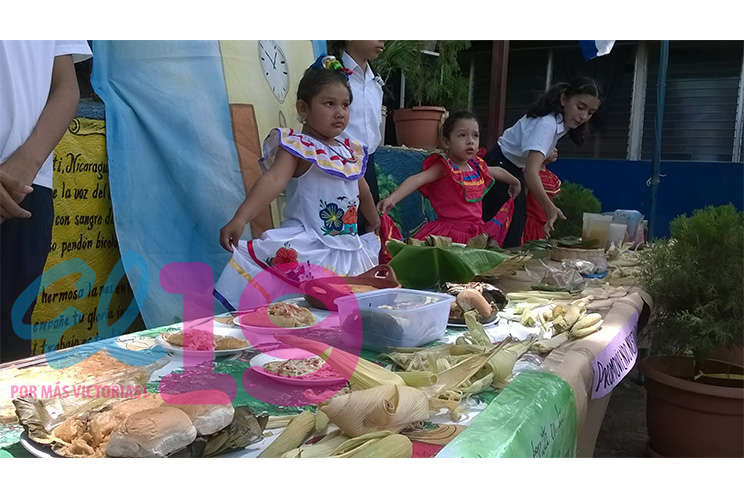 Estudiantes del colegio Santa Rosa celebran a la patria con feria del maíz