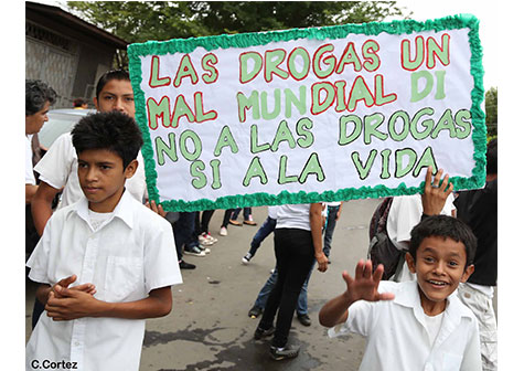 Miles de estudiantes y pobladores marchan contra la drogas