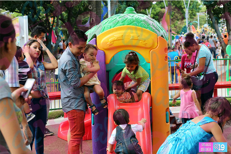 Familias disfrutaron de una tarde lluviosa de domingo en la Avenida de Bolívar a Chávez