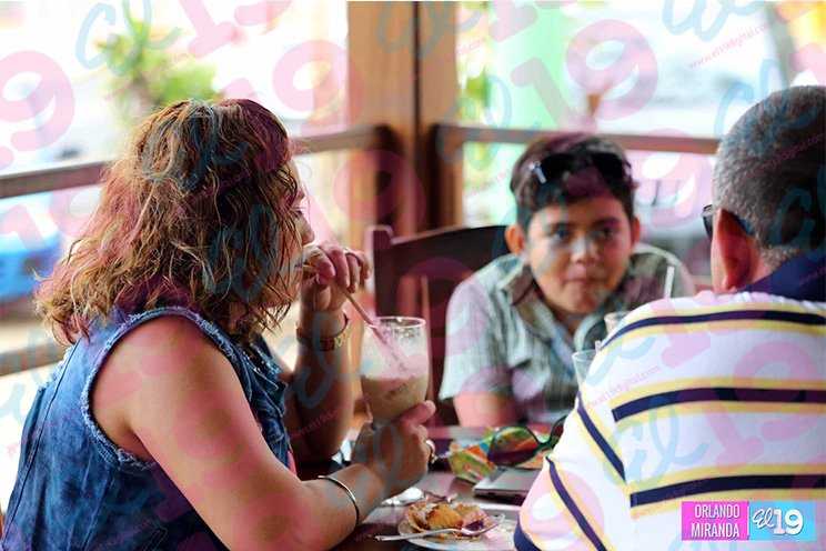 Familias disfrutaron de una tarde lluviosa de domingo en la Avenida de Bolívar a Chávez