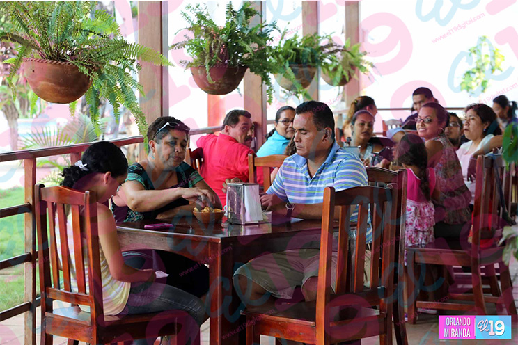 Familias disfrutaron de una tarde lluviosa de domingo en la Avenida de Bolívar a Chávez