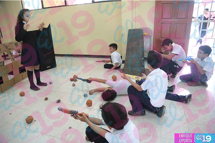 Niños dramatizan firma del Acta de la Independencia y Batalla de San Jacinto