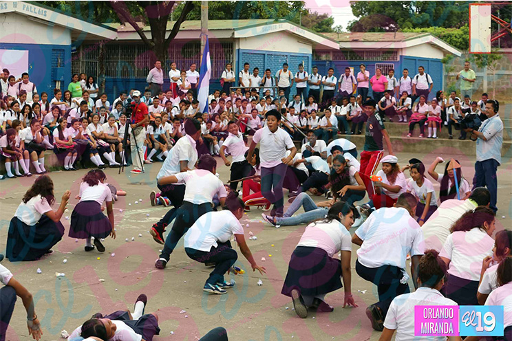 Estudiantes de secundaria recrean histórica firma del Acta de Independencia