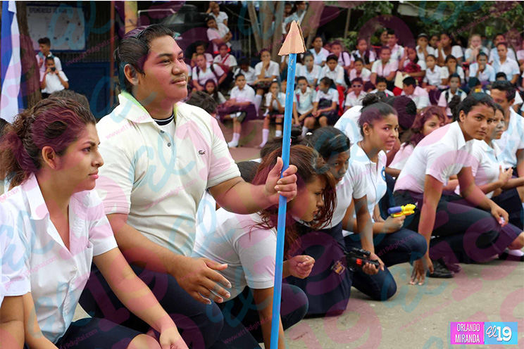 Estudiantes de secundaria recrean histórica firma del Acta de Independencia