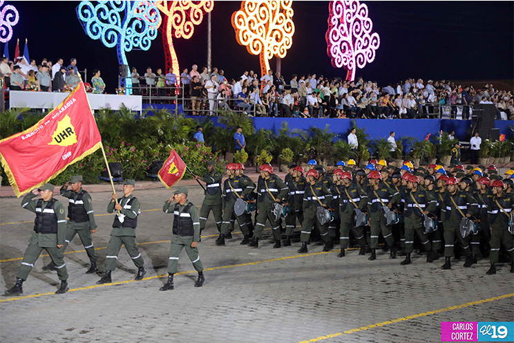 Vistoso desfile militar celebrado en Plaza La Fe 