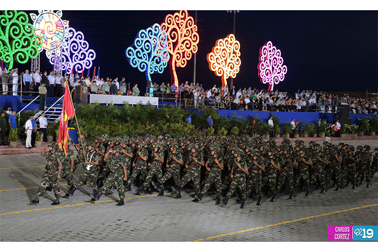 Vistoso desfile militar celebrado en Plaza La Fe 