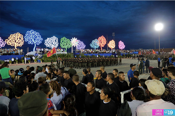 Vistoso desfile militar celebrado en Plaza La Fe 