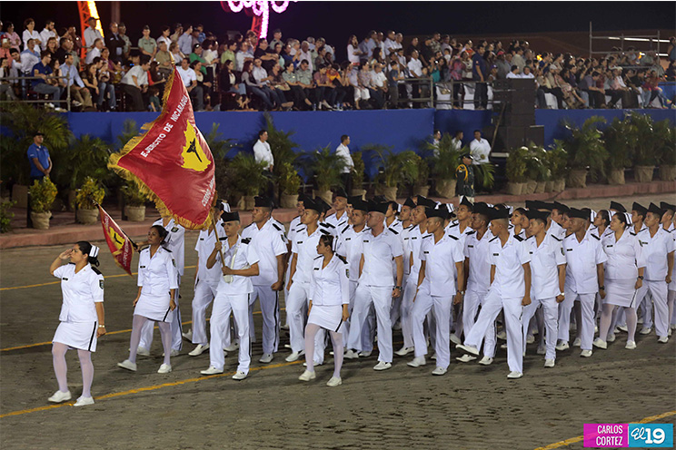Vistoso desfile militar celebrado en Plaza La Fe 