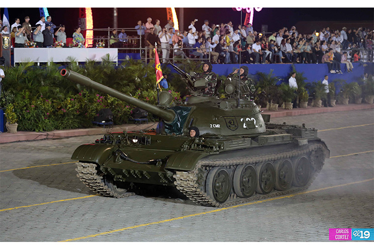 Vistoso desfile militar celebrado en Plaza La Fe 