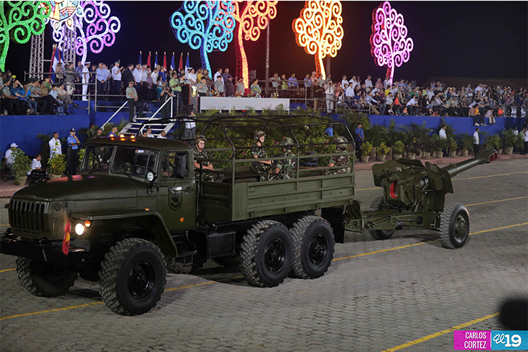 Vistoso desfile militar celebrado en Plaza La Fe 