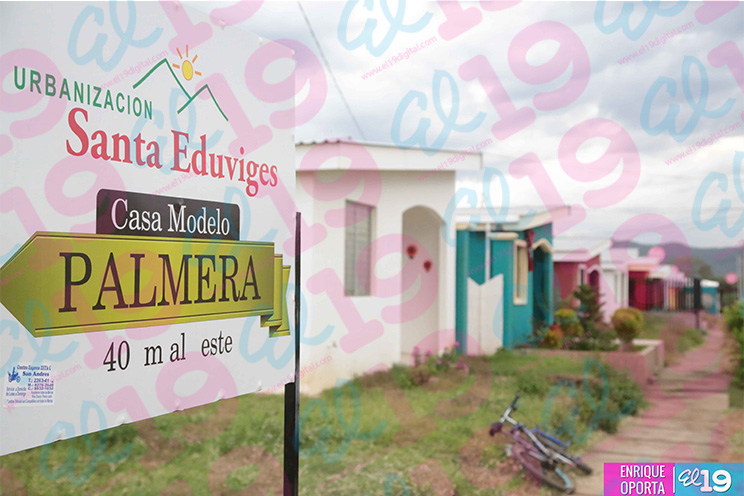 INVUR entrega certificados de subsidios a familias que habitarán Urbanización Santa Eduviges