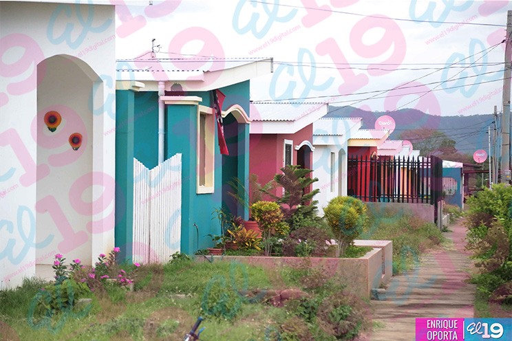 INVUR entrega certificados de subsidios a familias que habitarán Urbanización Santa Eduviges