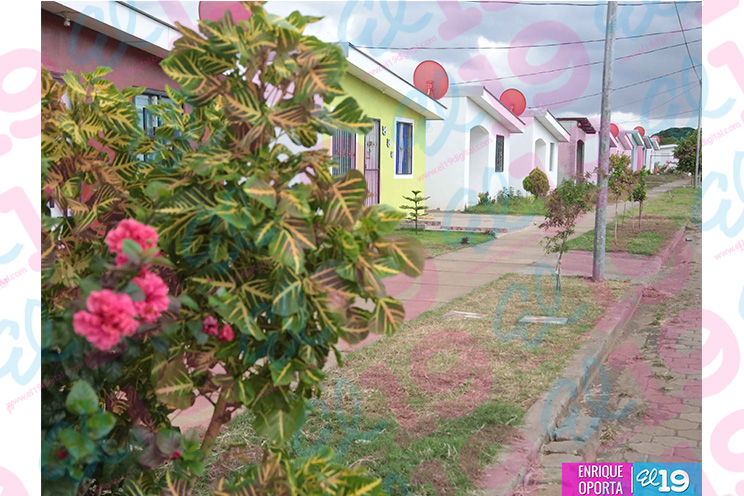 INVUR entrega certificados de subsidios a familias que habitarán Urbanización Santa Eduviges