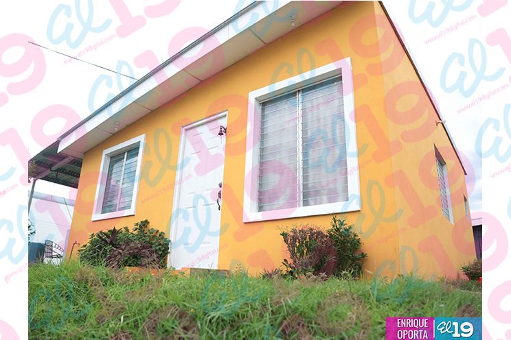 INVUR entrega certificados de subsidios a familias que habitarán Urbanización Santa Eduviges