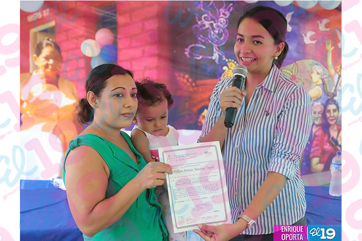 INVUR entrega certificados de subsidios a familias que habitarán Urbanización Santa Eduviges