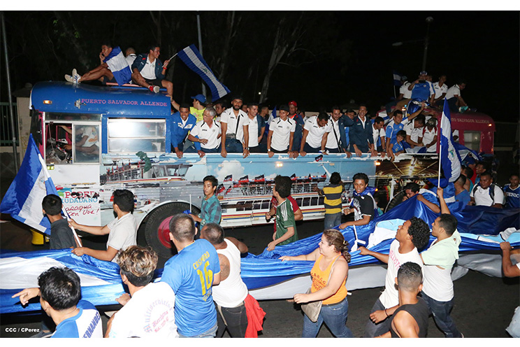 Una marea azul y blanca abraza a la selección nacional