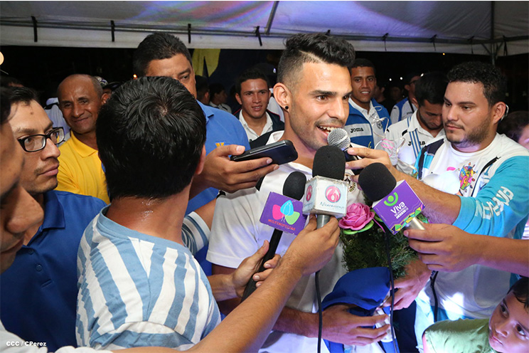Una marea azul y blanca abraza a la selección nacional